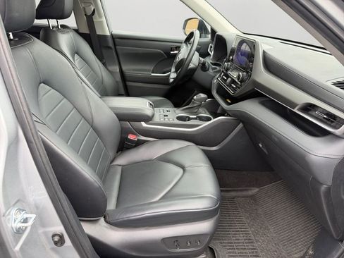 Used 2023 Toyota Highlander XLE AWD/4WD image 11