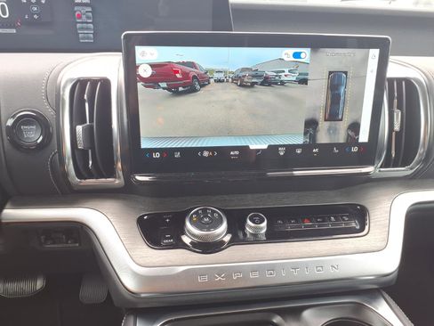 Used 2025 Ford Expedition Platinum AWD/4WD image 17