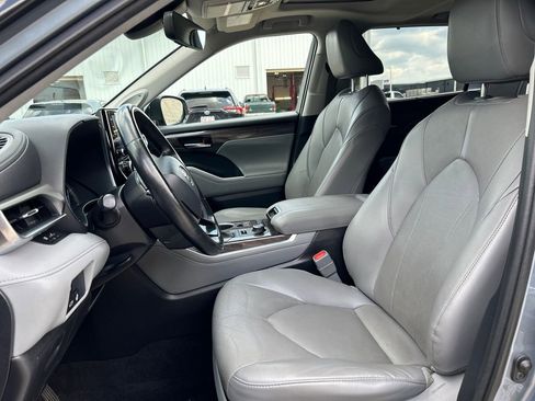 Used 2021 Toyota Highlander Limited image 9