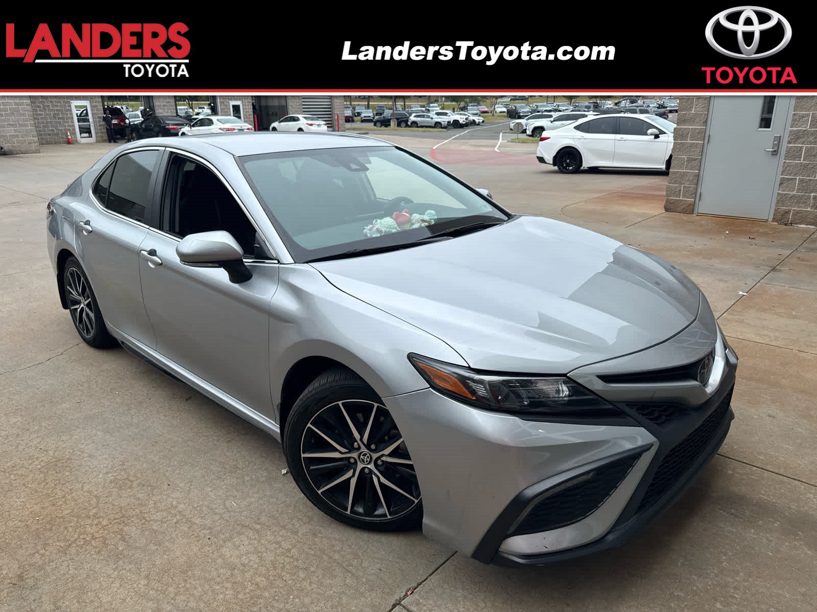 Used 2023 Toyota Camry SE FWD image 1