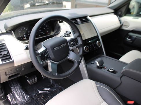 Certified 2024 Land Rover Discovery Dynamic SE image 4