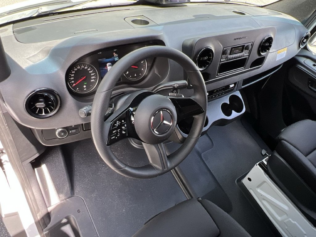 Used 2025 Mercedes-Benz Sprinter 2500 image 21