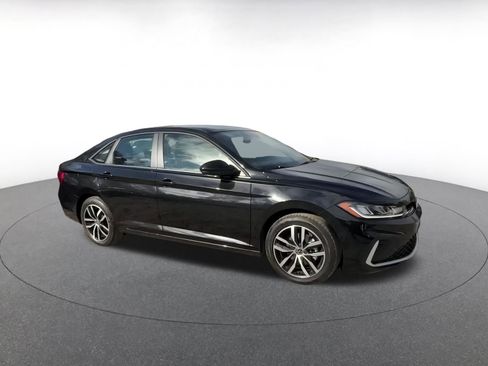 Used 2025 Volkswagen Jetta SE image 2