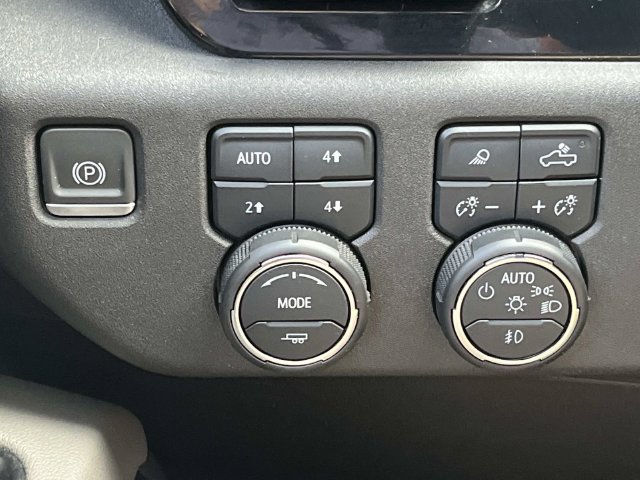 Used 2024 Chevrolet Silverado 2500 ZR2 w/ Technology Package AWD/4WD image 40