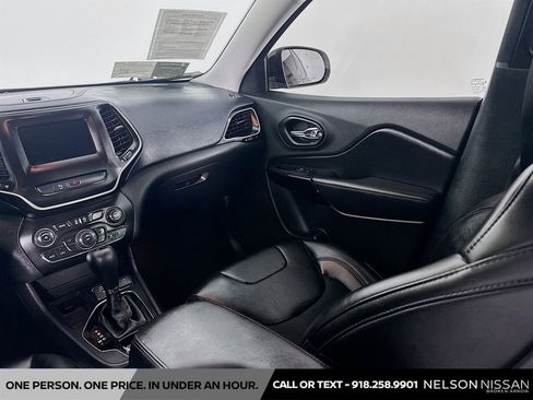 Used 2019 Jeep Cherokee Latitude Plus FWD image 21