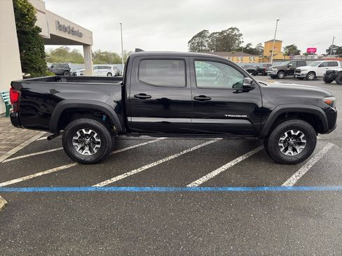 Used 2019 Toyota Tacoma TRD Off-Road w/ Technology Package AWD/4WD image 20