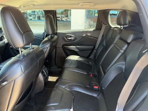 Used 2019 Jeep Cherokee Latitude Plus FWD image 9