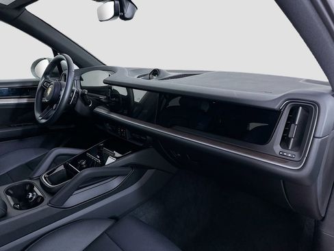 Certified 2024 Porsche Cayenne AWD/4WD image 32