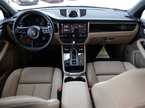 Certified 2025 Porsche Macan image 31