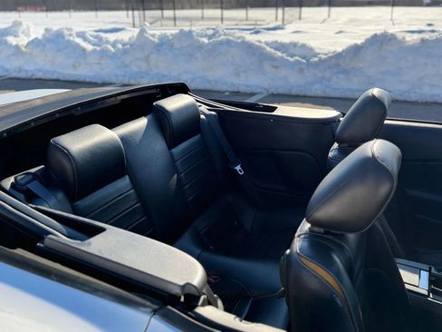 Used 2010 Ford Mustang Convertible image 22