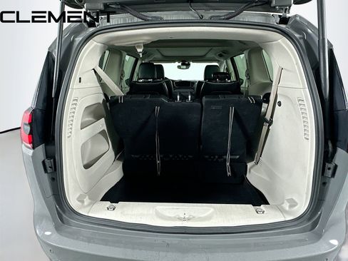 Used 2023 Chrysler Pacifica Limited image 11