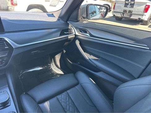 Used 2023 BMW 530e w/ M Sport Package image 18