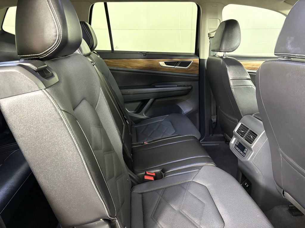 Used 2024 Volkswagen Atlas SE FWD image 17