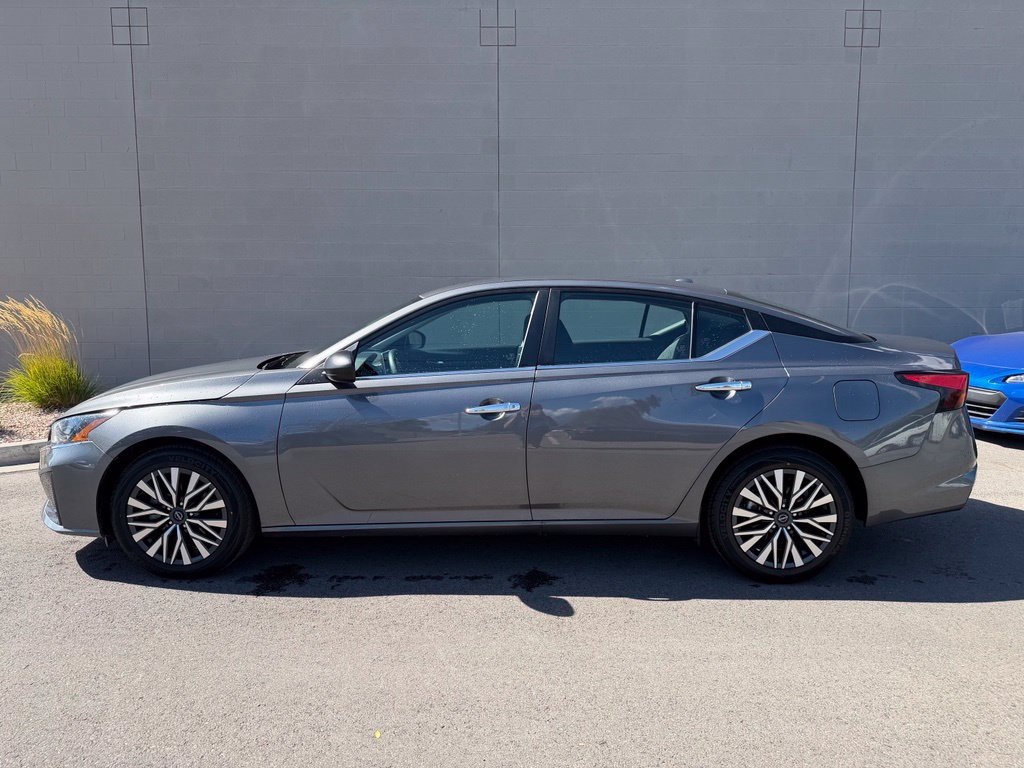 Used 2025 Nissan Altima 2.5 SV AWD/4WD image 2