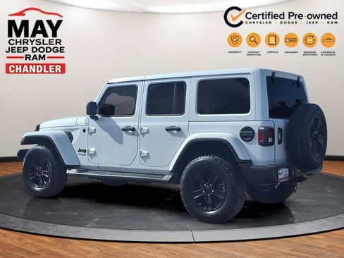 Used 2022 Jeep Wrangler Unlimited Sahara AWD/4WD image 17