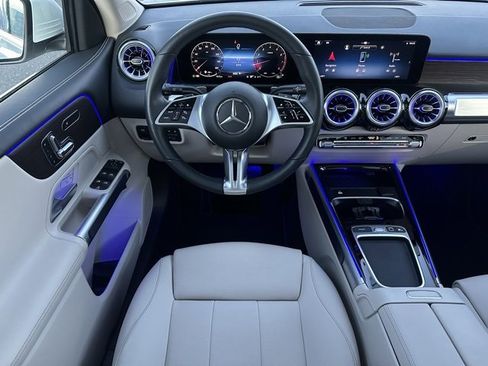 Used 2025 Mercedes-Benz GLB 250 4MATIC image 12