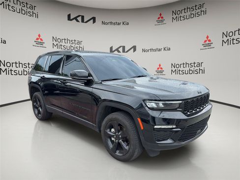 Used 2025 Jeep Grand Cherokee Limited w/ Black Appearance Package AWD/4WD image 6