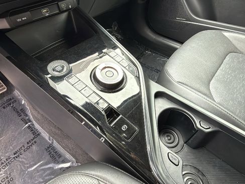 Used 2024 Kia Niro SX Touring image 13