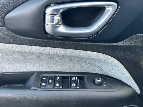 Used 2024 Jeep Compass Latitude image 10