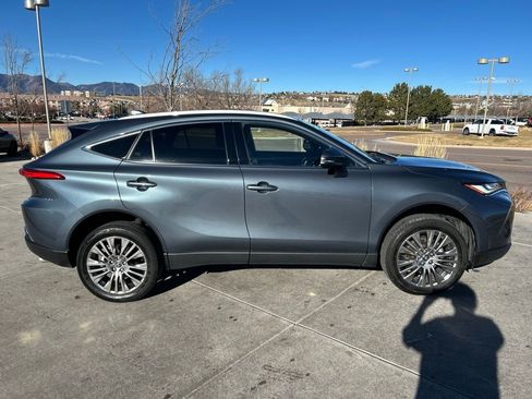 Used 2023 Toyota Venza XLE image 9