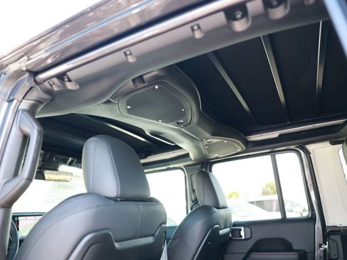 New 2026 Jeep Wrangler Unlimited Rubicon AWD/4WD image 33