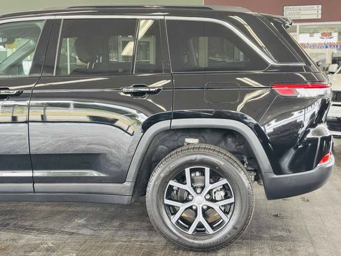 Used 2025 Jeep Grand Cherokee Limited AWD/4WD image 15