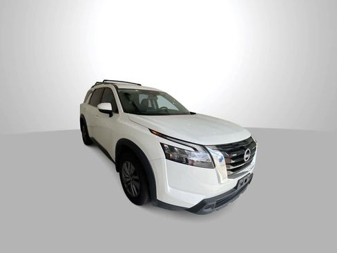 Used 2022 Nissan Pathfinder SV image 2