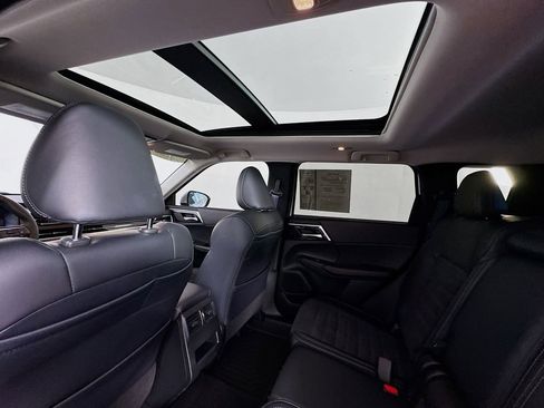 Used 2024 Mitsubishi Outlander SE image 39