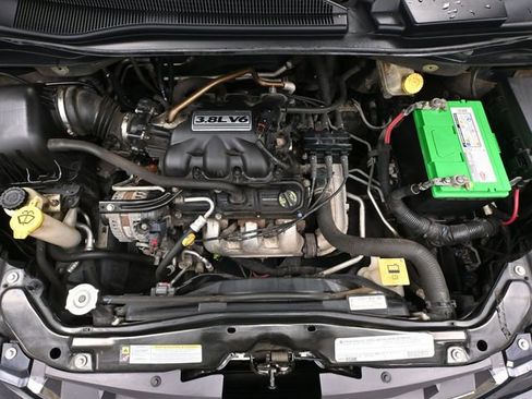 Used 2010 Chrysler Town & Country Touring Plus image 42