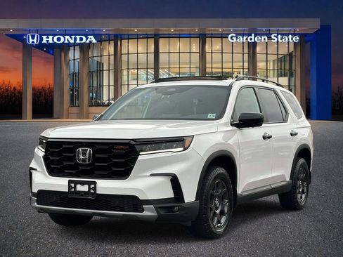 Used 2023 Honda Pilot TrailSport image 1