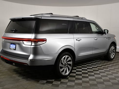 Used 2023 Lincoln Navigator L Reserve AWD/4WD image 6