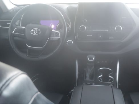 Certified 2023 Toyota Highlander XLE image 13