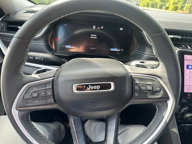 Used 2023 Jeep Grand Cherokee L Limited w/ Black Appearance Package AWD/4WD image 12