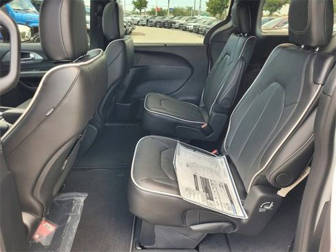 New 2026 Chrysler Pacifica Limited w/ S Appearance Package image 5