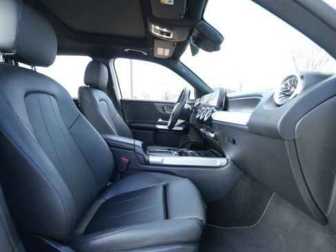 Used 2025 Mercedes-Benz GLB 250 4MATIC image 40