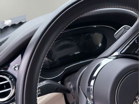 Used 2021 Bentley Bentayga image 2