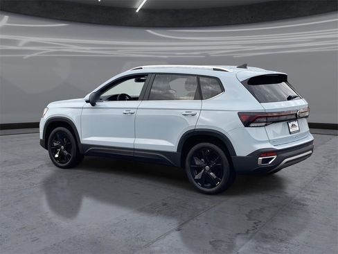 New 2026 Volkswagen Taos SE image 4