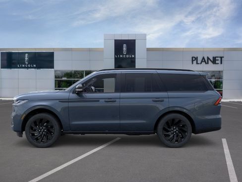 New 2026 Lincoln Navigator Reserve w/ Jet Appearance Package AWD/4WD image 3
