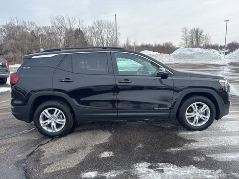 Used 2023 GMC Terrain SLE w/ Driver Convenience Package image 2