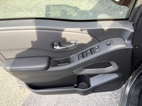 Used 2025 Nissan Frontier SV image 25