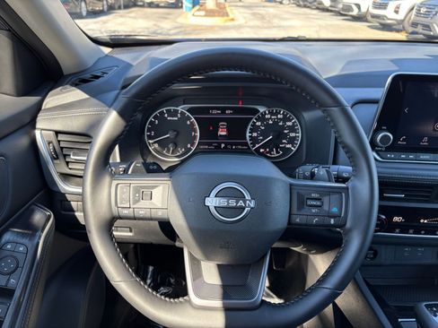 Used 2025 Nissan Rogue SV image 34