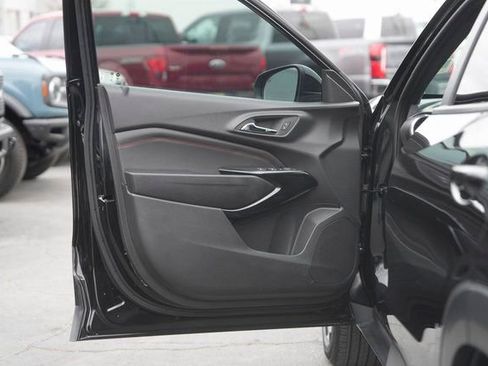 Used 2025 Chevrolet Trax RS w/ Sunroof Package image 30