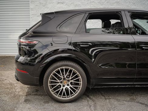 Used 2022 Porsche Cayenne Platinum Edition image 16