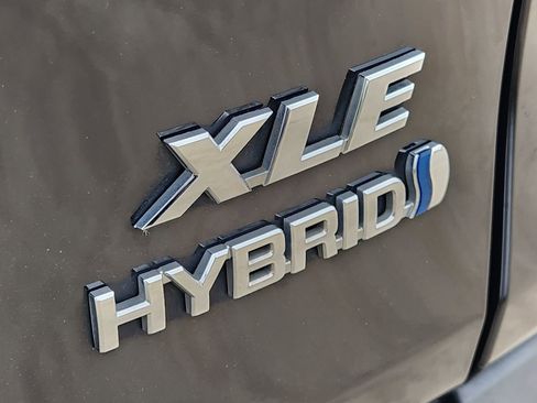 Used 2022 Toyota RAV4 XLE AWD/4WD image 10