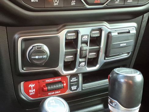 Used 2021 Jeep Gladiator Rubicon w/ Dual Top Group AWD/4WD image 19