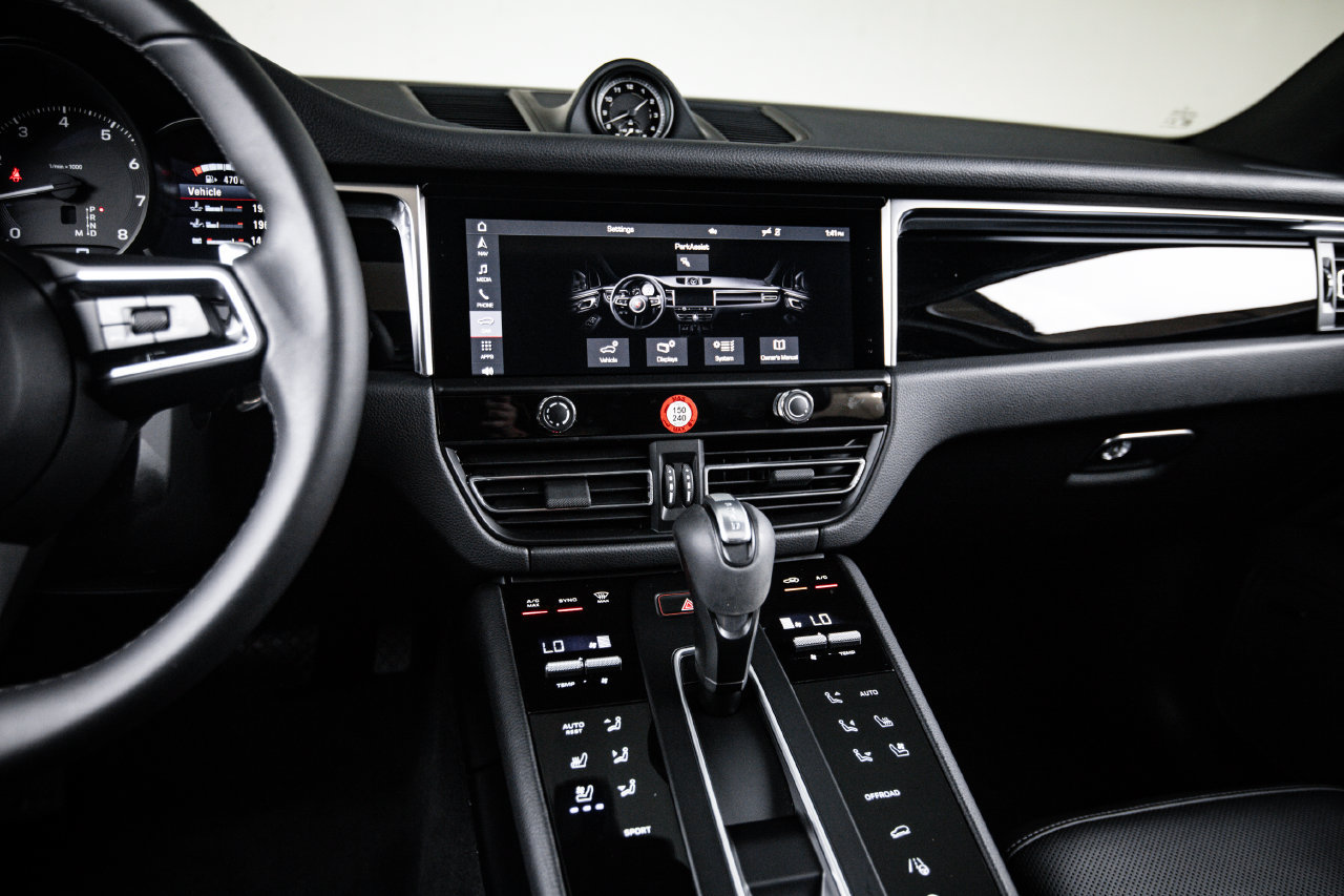 Certified 2026 Porsche Macan AWD/4WD image 19