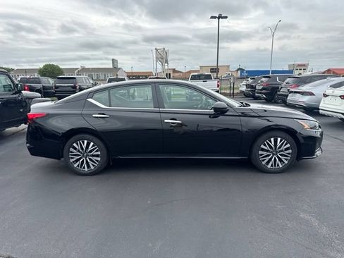 Used 2025 Nissan Altima 2.5 SV FWD image 2