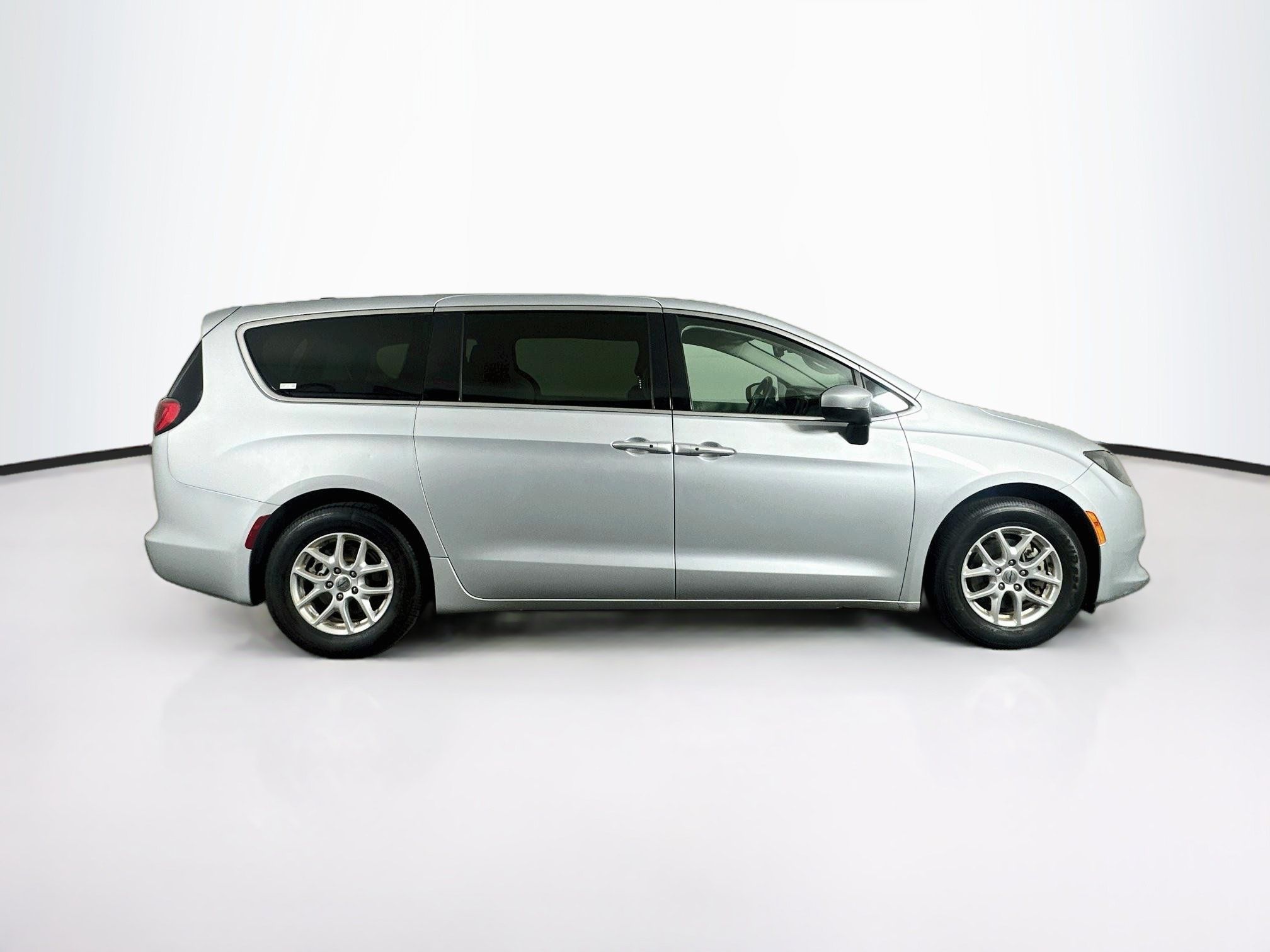 Used 2023 Chrysler Voyager LX FWD image 10