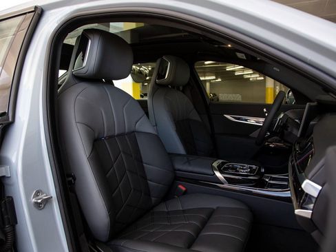 Certified 2025 BMW 760i xDrive w/ Executive Package image 35