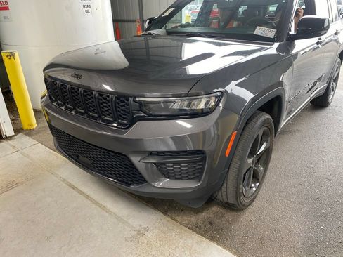 Used 2023 Jeep Grand Cherokee Altitude AWD/4WD image 2